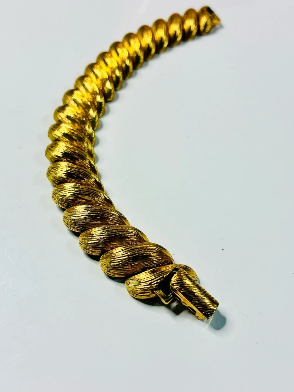 VTG Heavy Gold-Tone Sculpted Link Bracelet - Brand Effortlessly Elegant Chic